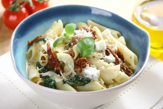 Penne ze szpinakiem i suszonymi pomidorami - prosty przepis na smakowite danie Penne ze szpinakiem i suszonymi pomidorami - prosty przepis na smakowite danie