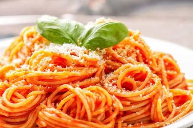 Szybkie i proste spaghetti z piekarnika bez gotowania makaronu Szybkie i proste spaghetti z piekarnika bez gotowania makaronu