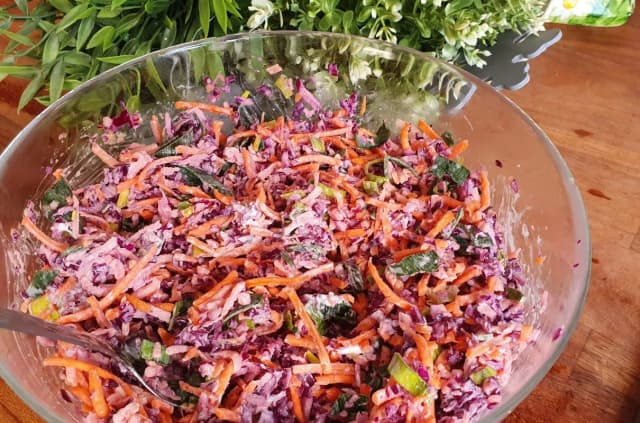 Surówka z białej kapusty jak nad morzem - prosty przepis na smak lata Surówka z białej kapusty jak nad morzem - prosty przepis na smak lata