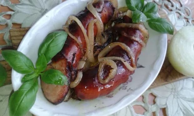Kiełbasa z patelni jak z grilla – smaczne triki na idealny smak Kiełbasa z patelni jak z grilla – smaczne triki na idealny smak
