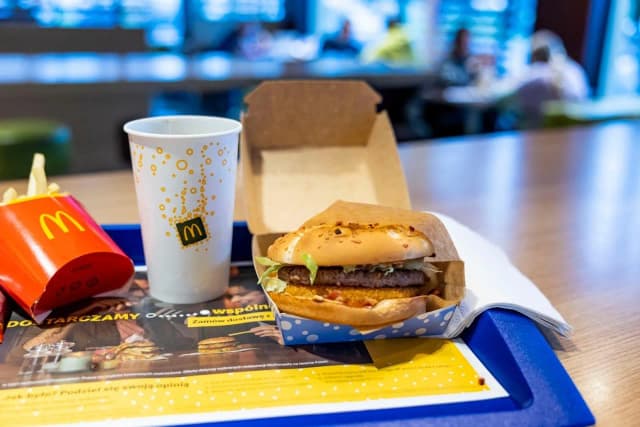 Ile kosztują średnie frytki w McDonald's? Zaskakujące ceny! Ile kosztują średnie frytki w McDonald's? Zaskakujące ceny!