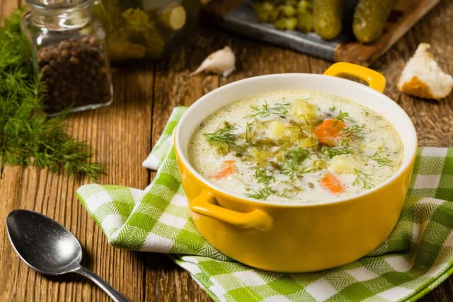 Co dodać do zupy ogórkowej, by zachwycić smakiem i aromatem? Co dodać do zupy ogórkowej, by zachwycić smakiem i aromatem?