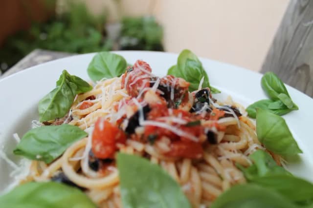 Szybki przepis na spaghetti puttanesca jamie oliver, który zachwyci smakami Szybki przepis na spaghetti puttanesca jamie oliver, który zachwyci smakami