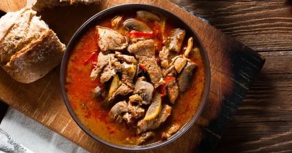 Co dodać do gulaszu, aby był wyjątkowo smaczny i aromatyczny? Co dodać do gulaszu, aby był wyjątkowo smaczny i aromatyczny?