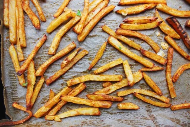 Jakie przyprawy do frytek z piekarnika, by zmienić ich smak na lepszy Jakie przyprawy do frytek z piekarnika, by zmienić ich smak na lepszy