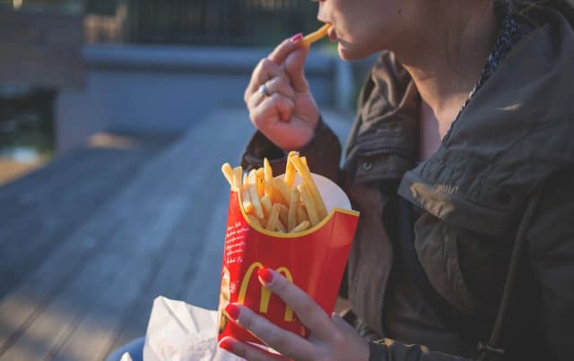 Ile kcal mają frytki z McDonald's? Zaskakujące wartości kaloryczne Ile kcal mają frytki z McDonald's? Zaskakujące wartości kaloryczne