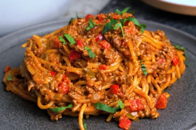 Pyszne spaghetti chili z serem – łatwe przepisy i wariacje na każdą okazję Pyszne spaghetti chili z serem – łatwe przepisy i wariacje na każdą okazję