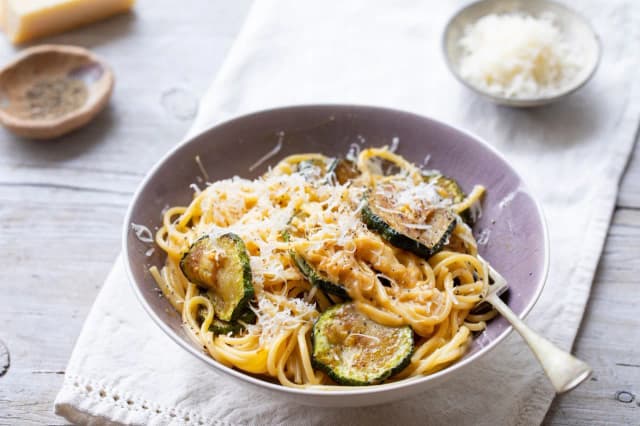 Pyszne spaghetti z cukinią i pieczarkami - zdrowy przepis na obiad Pyszne spaghetti z cukinią i pieczarkami - zdrowy przepis na obiad