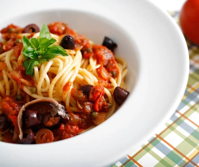 Szybkie spaghetti puttanesca z tuńczykiem – prosty przepis na obiad Szybkie spaghetti puttanesca z tuńczykiem – prosty przepis na obiad